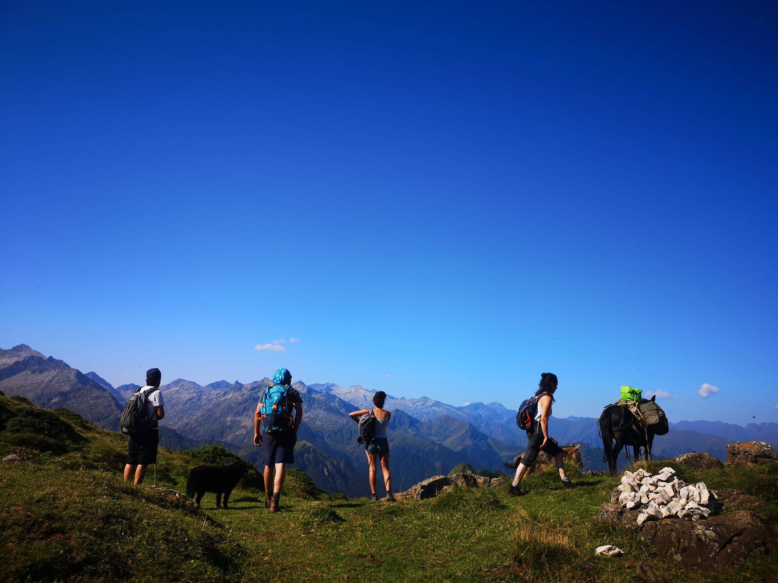 marcheurs avec mule de bât au cours d'une randonnée dans les Pyrénées trekking pyrénées