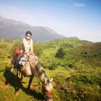 cavalière en randonnée à cheval
