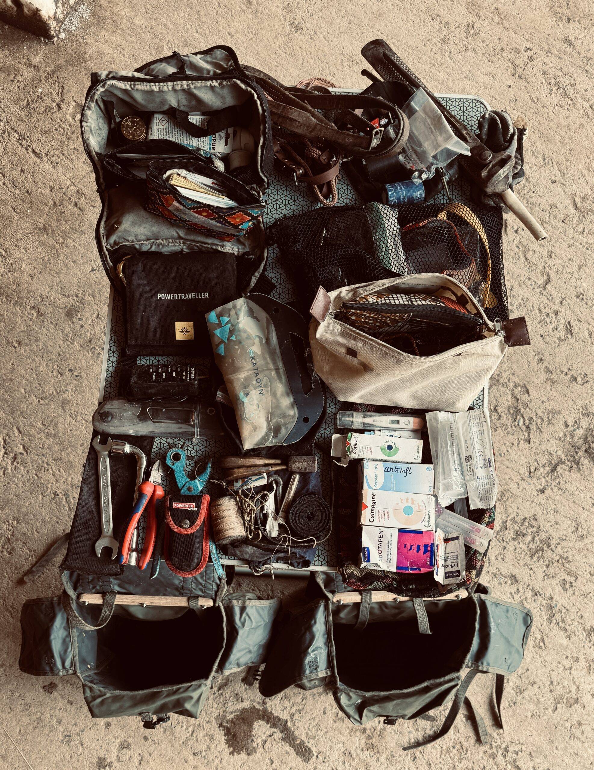 le contenu de mes sacoches de secours matériel de secours pour le voyage à cheval